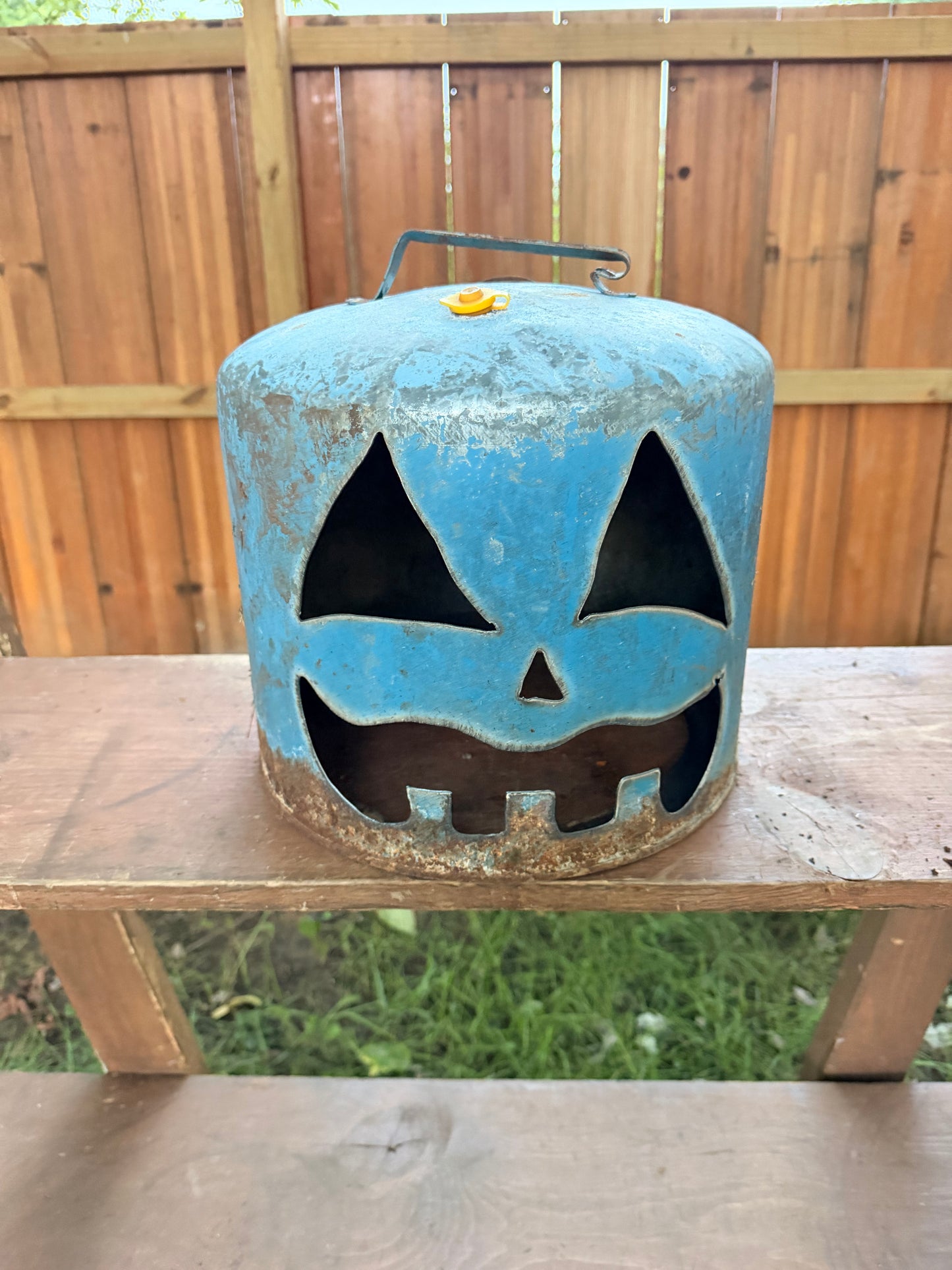 Hand cut gas can Jack-o-lantern C12
