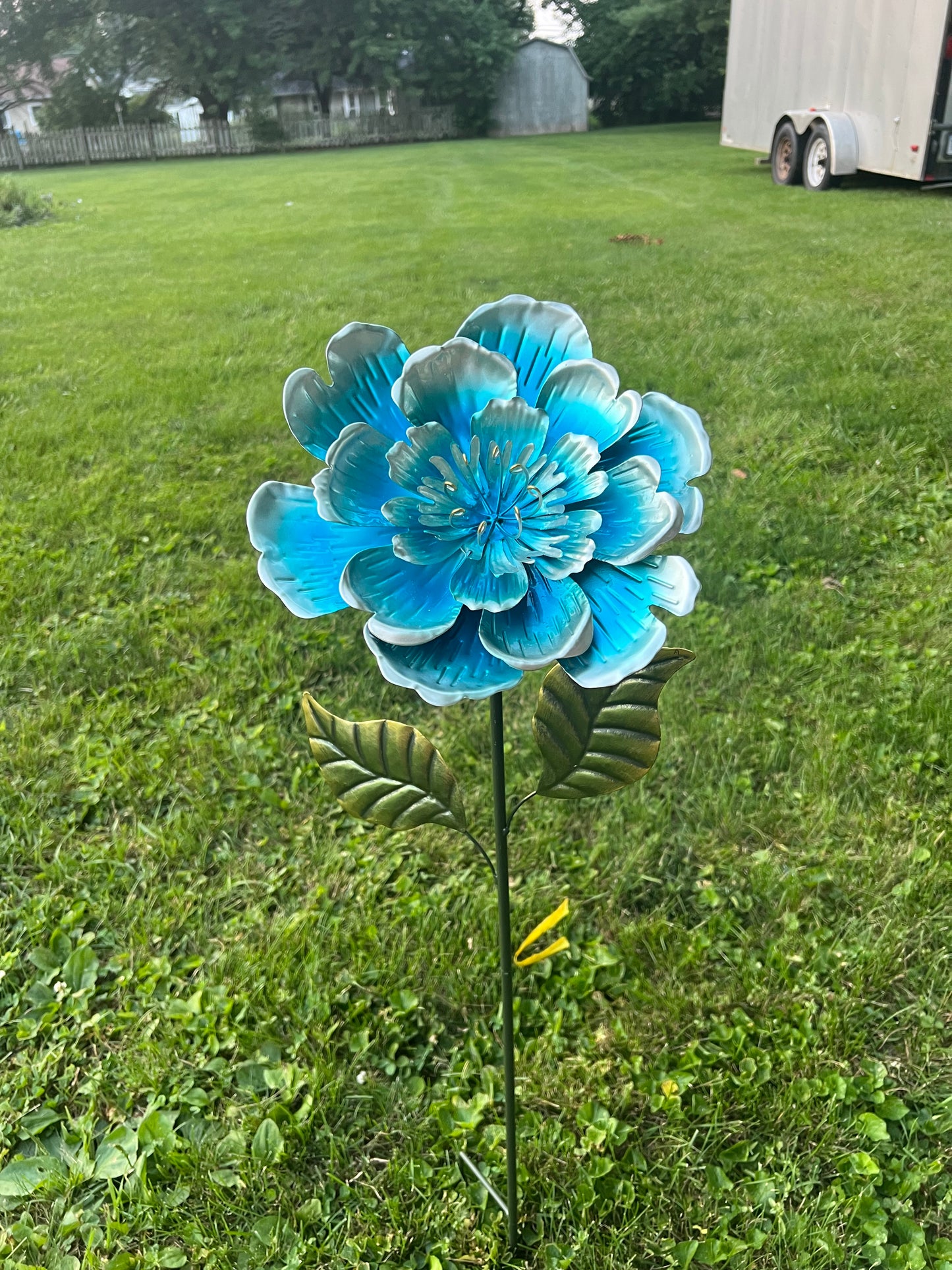Light light blue wobble flower